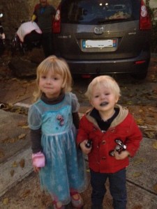 Here's what the kids looked like after a good hour in the car. Note Jack's blue mouth-- thanks to the suckers I had hidden in the glovebox they were quite content. 